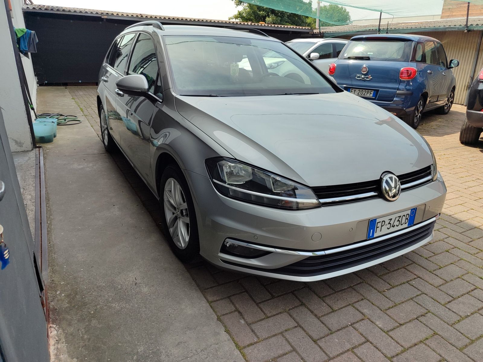 Volkswagen Golf - 1