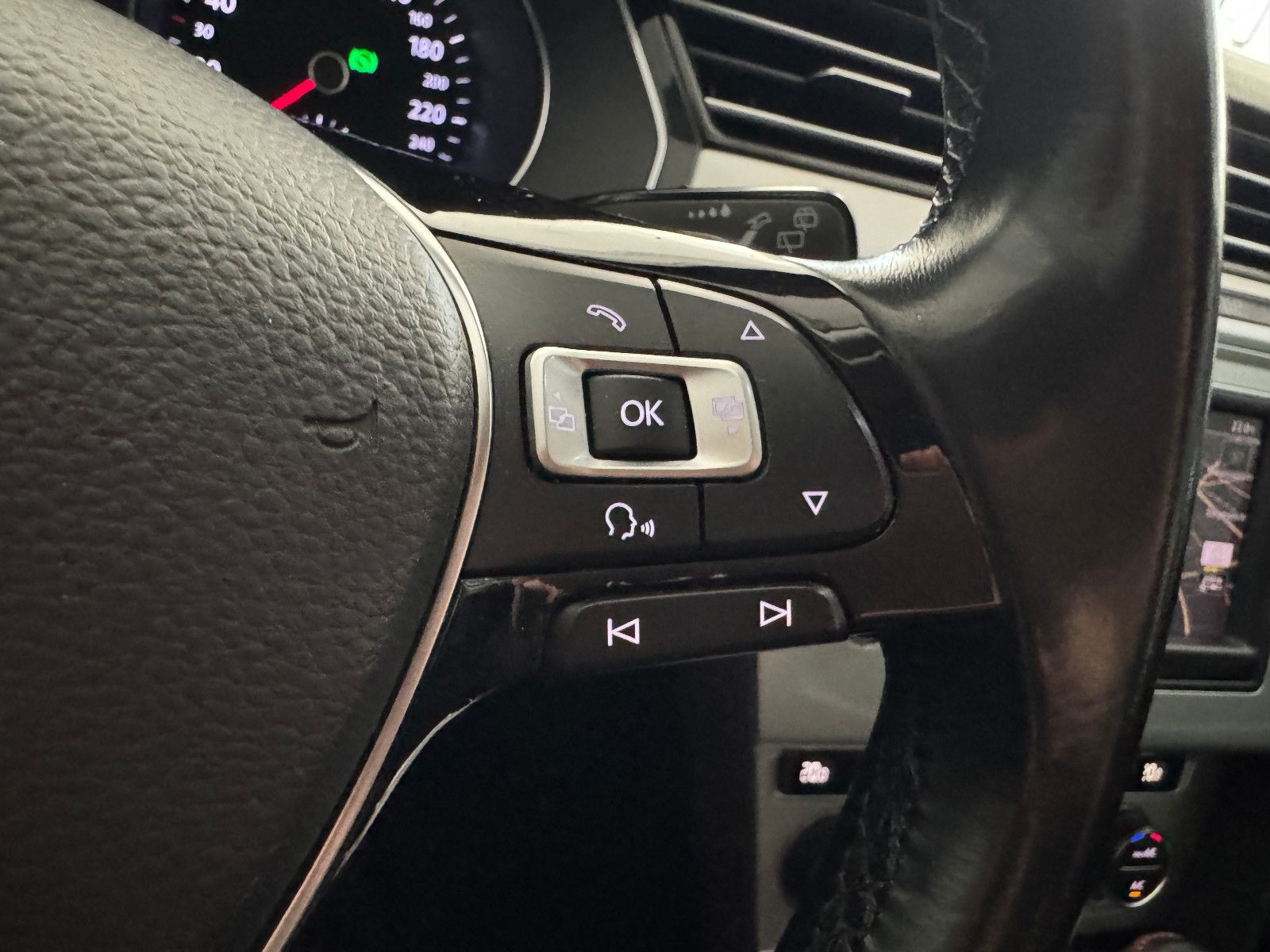 Fahrzeugabbildung Volkswagen Passat 2.0 TDI DSG COMFORTLINE NAVI LED AHK ACC