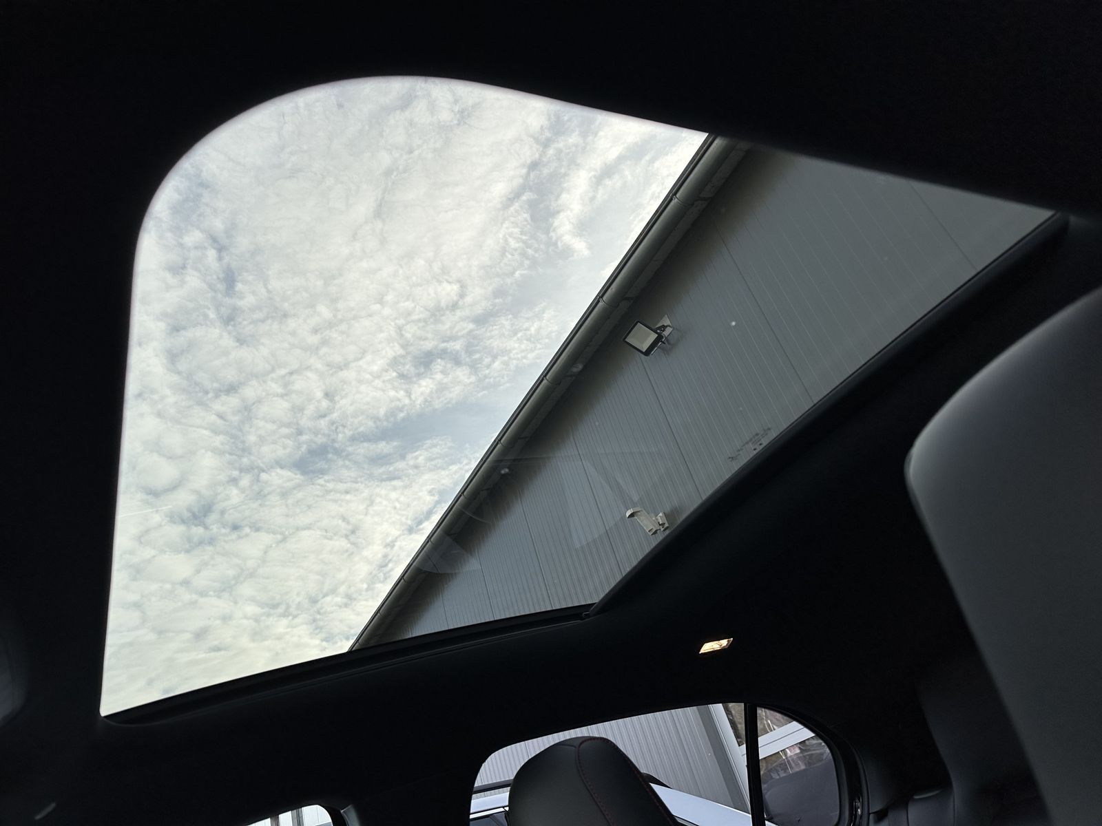 Fahrzeugabbildung Mercedes-Benz A 220d 4Matic AMG-Line NAV+LED+PANO+KAMERA+18ZO