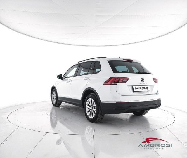 Volkswagen Tiguan - 1