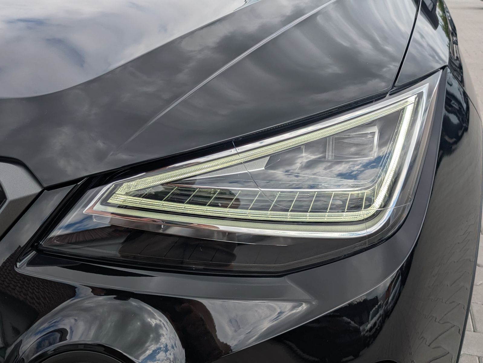 Fahrzeugabbildung SEAT Arona 1.0 TSI FR DSG AHK*ACC*LED*APP*DAB*KAMERA