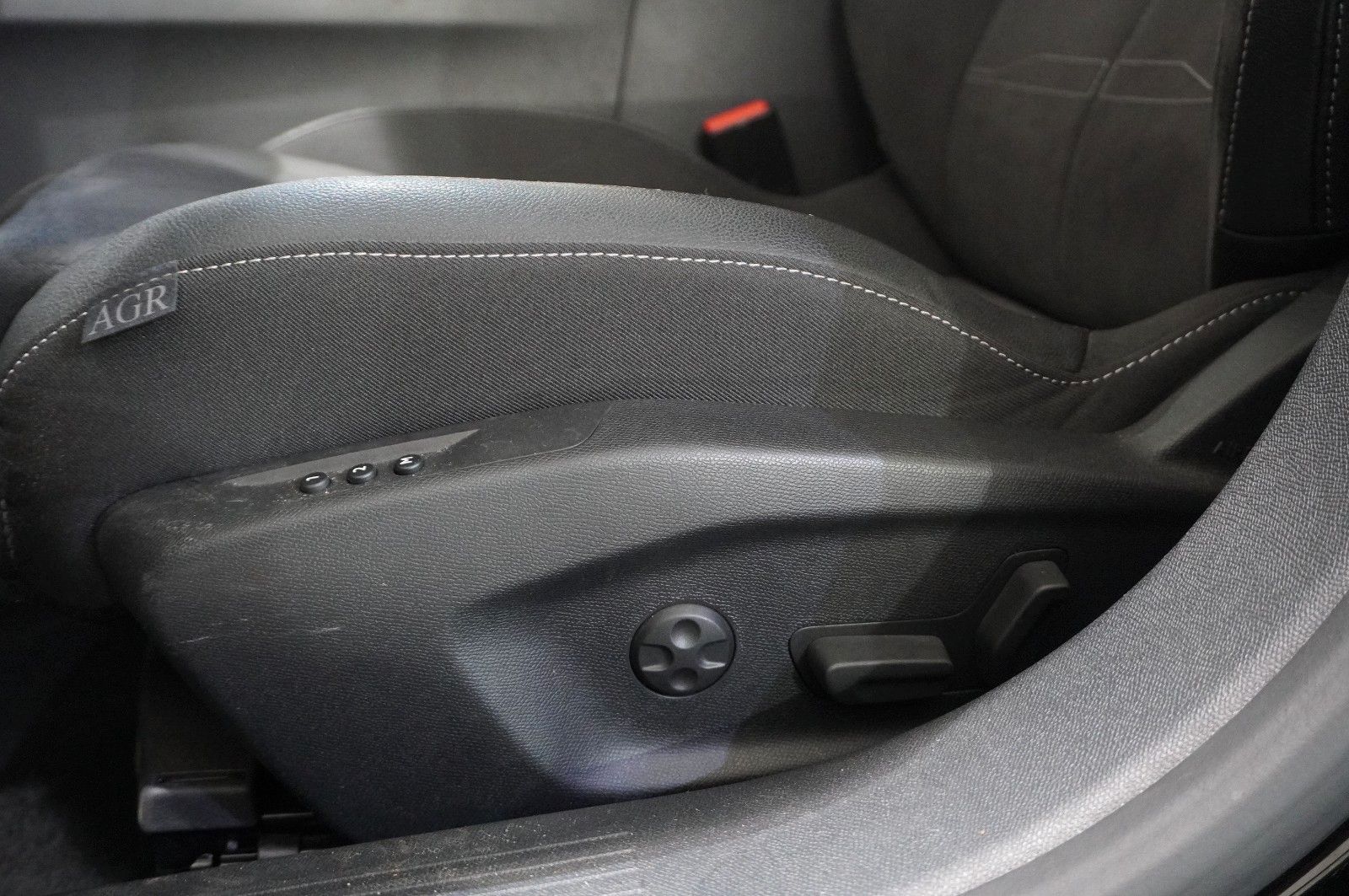 Fahrzeugabbildung Opel Astra L ST 1.2T ULTIMATE NAVI/LED/360°/VIRT/DAB+