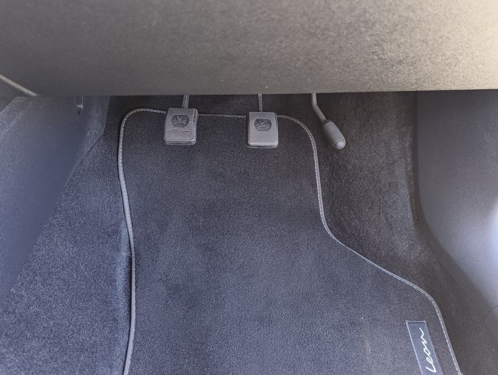 Fahrzeugabbildung SEAT Leon FR 2.0 TDI + Panorama + Fahrschulumbausatz