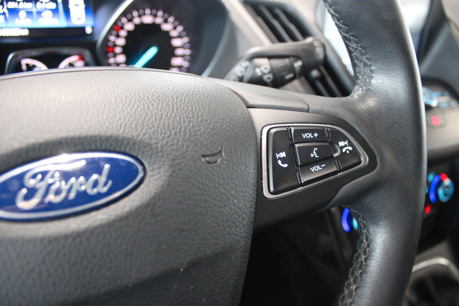 Fahrzeugabbildung Ford Kuga Titanium NAVI WinterPaket el. Heckklappe