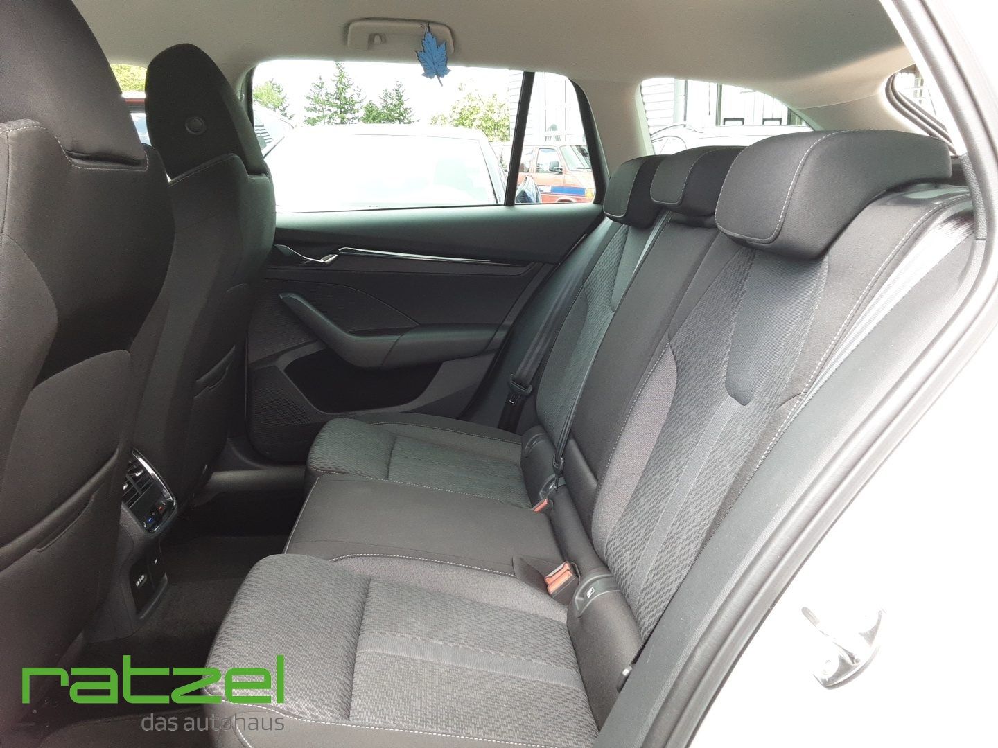 Fahrzeugabbildung SKODA Octavia Combi 2.0 TDI Clever AHK-klappbar LED Sp