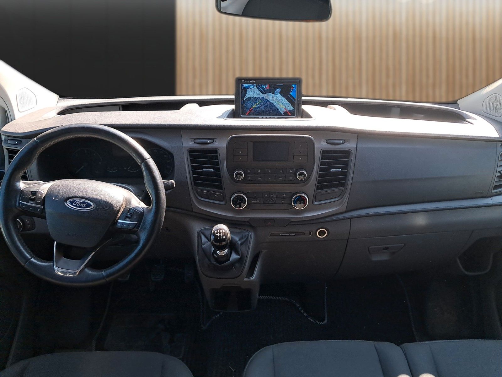 Fahrzeugabbildung Ford Tourneo Custom Kombi 320 L1 Trend 9-Sitzer