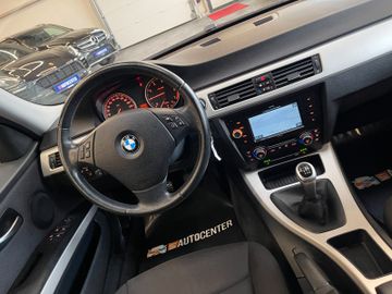 BMW 318i  Touring *NAVI*KLIMA*TEMPOMAT*>SZHZ*