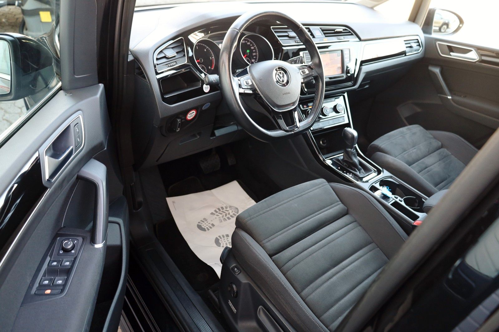 Fahrzeugabbildung Volkswagen Touran R Line Alcantara,Navi,LED,Panorama,Kamera