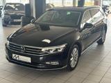 Volkswagen Passat Variant Elegance /RFK/ACC/Matrix/AHK - mit Diesel-Antrieb: Schwarz, Alcantara, Beheizbares Lenkrad, Kombi, mit Klimaautomatik