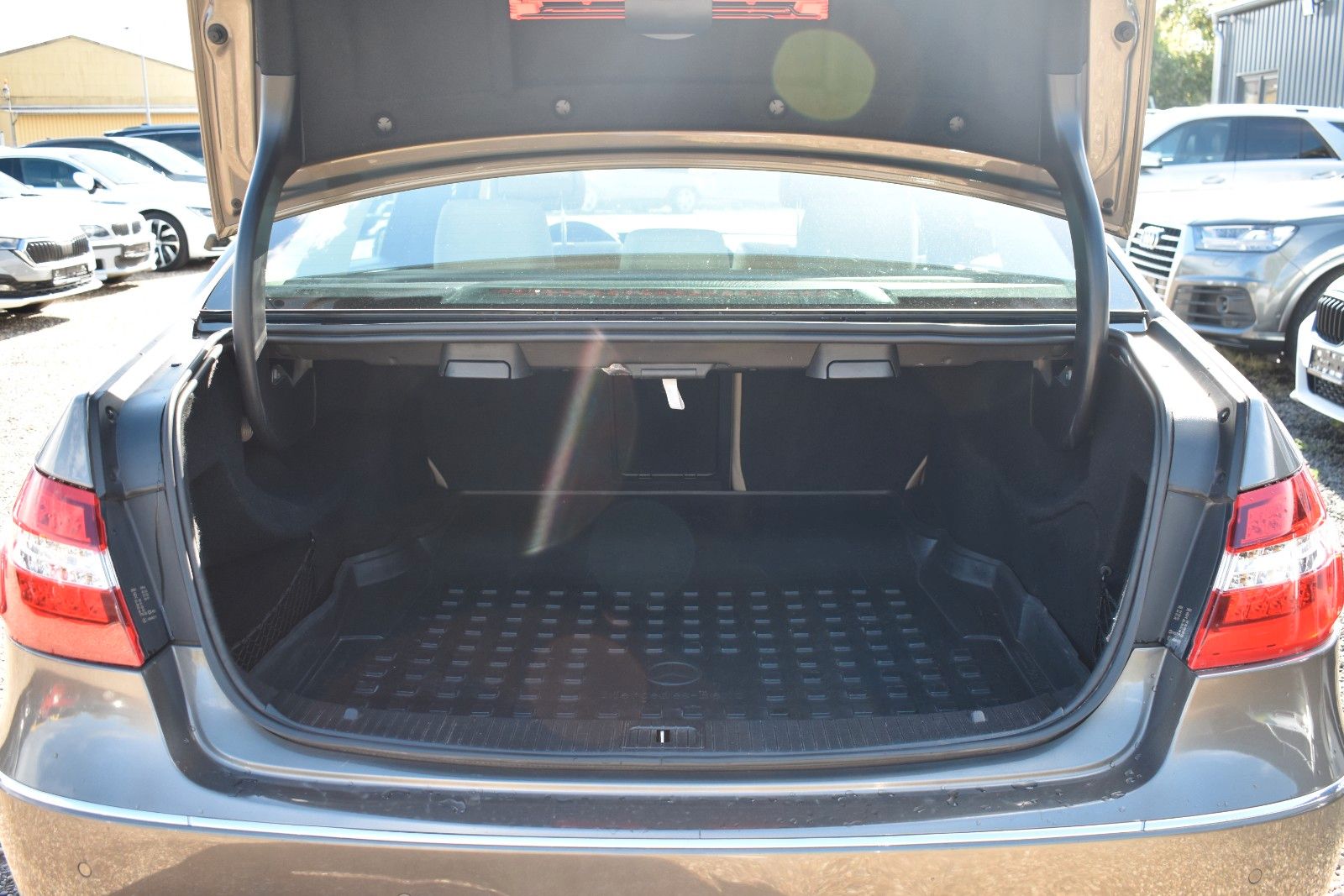 Fahrzeugabbildung Mercedes-Benz E 350 CGI Limousine STH/AHK/MEMORY/KEYLESS