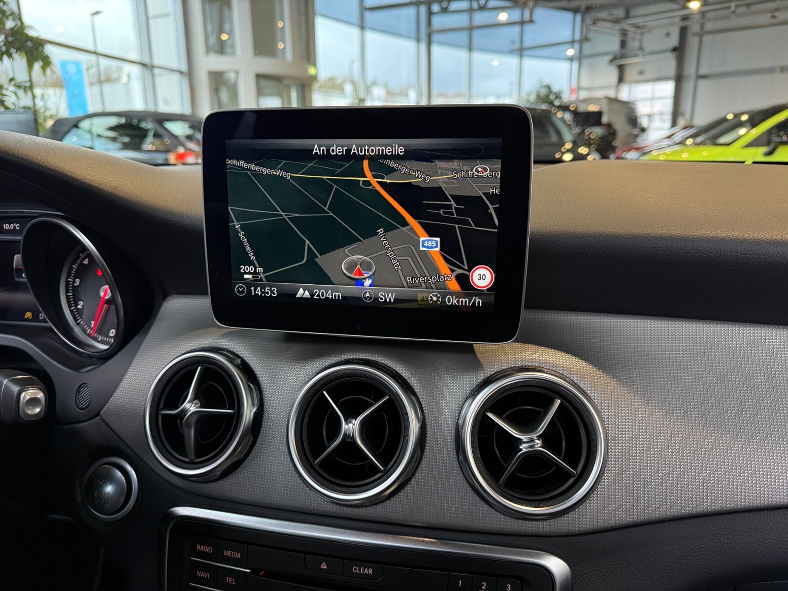 Fahrzeugabbildung Mercedes-Benz GLA 200 Night PANO LED NAVI