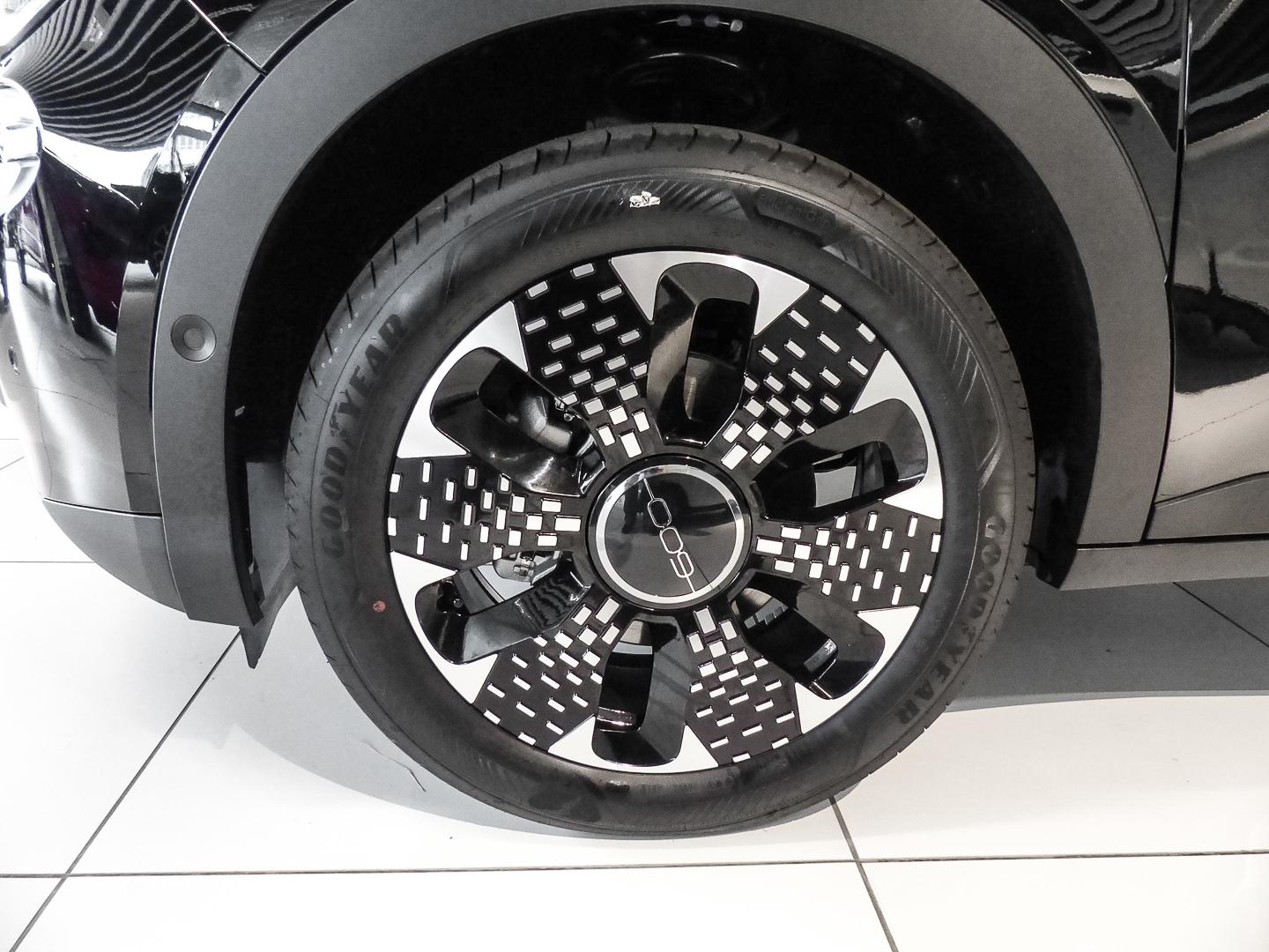 Fiat 600 La Prima Hybrid DCT Navi Massage Sitz LED