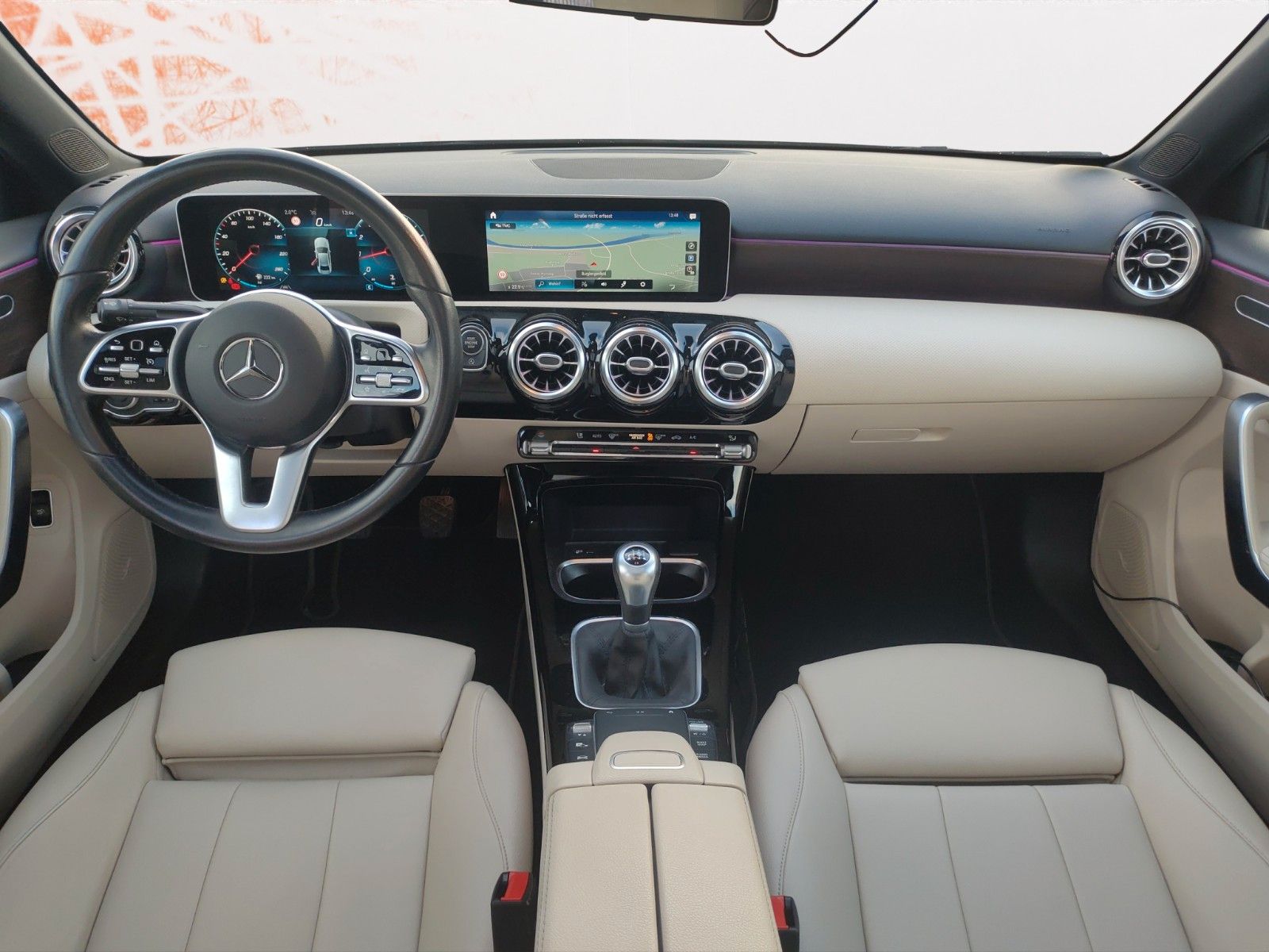 Fahrzeugabbildung Mercedes-Benz A200 Lim. ! NAVI ! PANORAMA ! LEDER ! MOTOR NEU