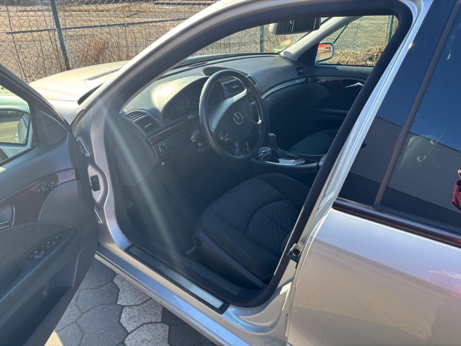 Mercedes-Benz E200 2005 — photo 11