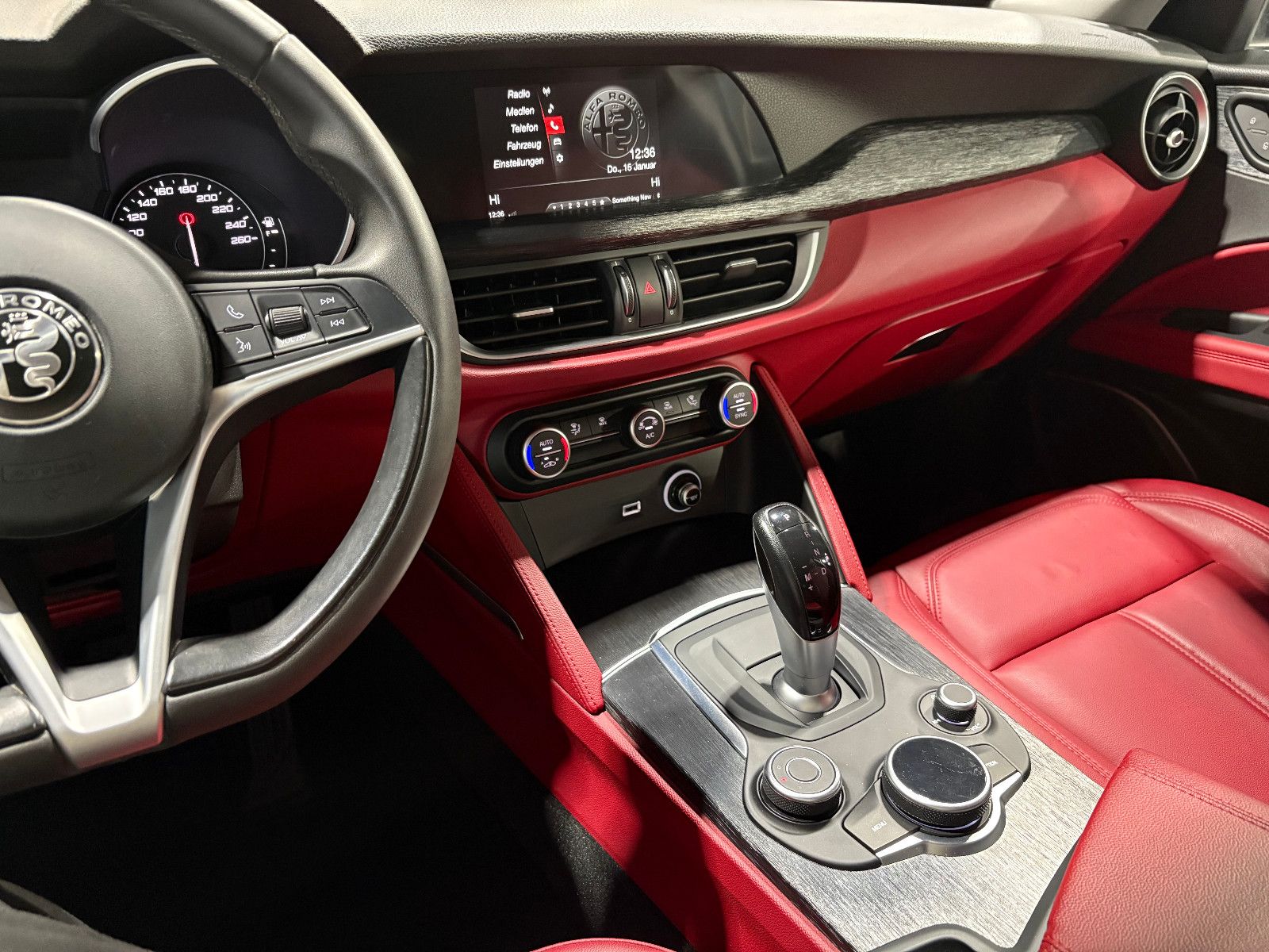 Fahrzeugabbildung Alfa Romeo Stelvio Super Q4/BI-XENON/PDC/AUTOMATIK/SPURHALT