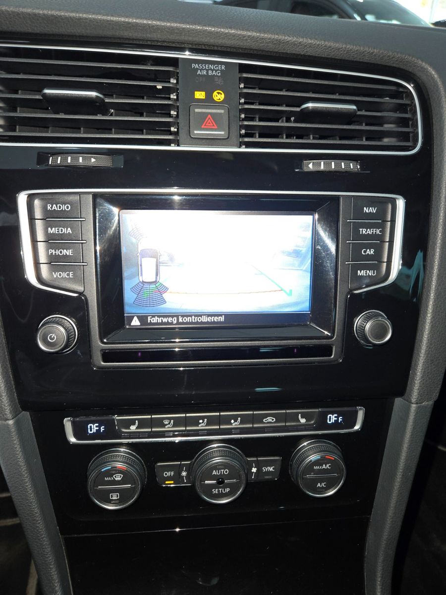 Fahrzeugabbildung Volkswagen Golf VII Lim. Highline BMT *PANORAMADACH*