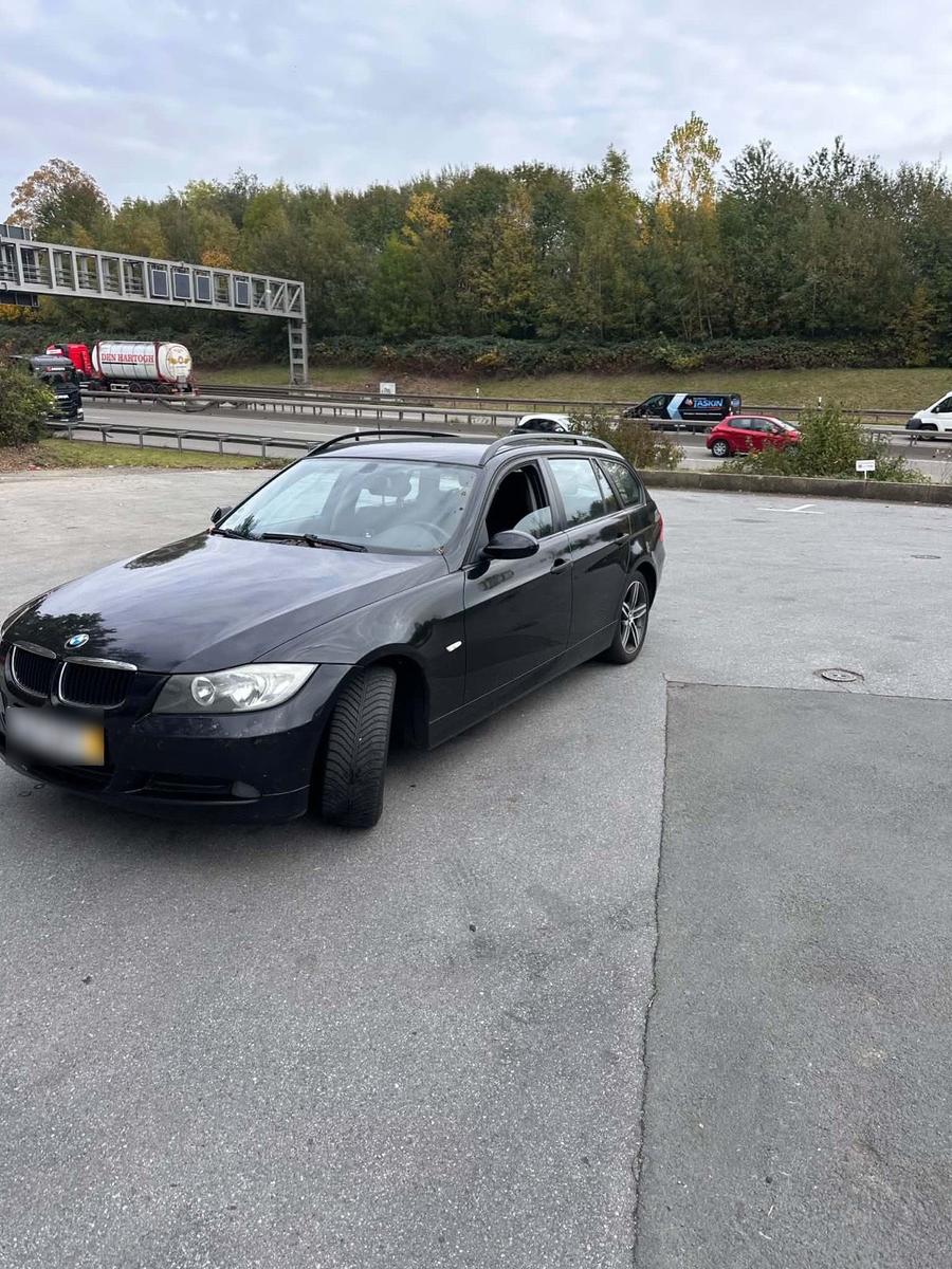 BMW 320 2006 — rear view