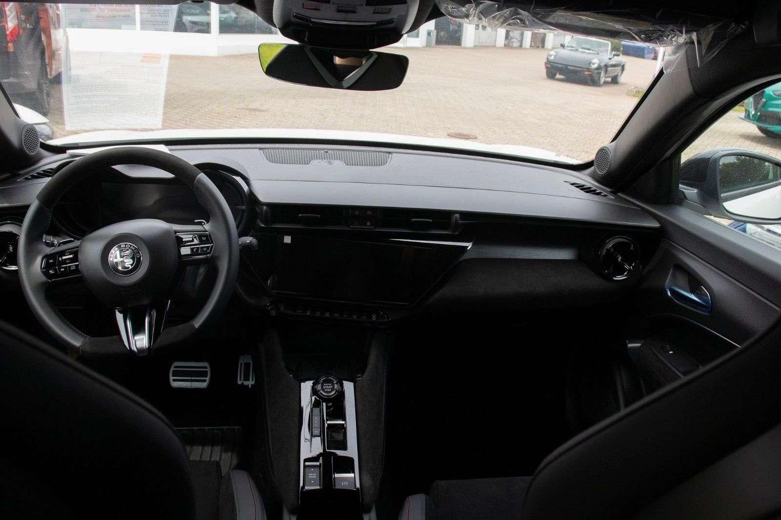 Fahrzeugabbildung Alfa Romeo Junior Q4 Ibrida 1.2 VGT  Prem+Tech+Sport-Paket