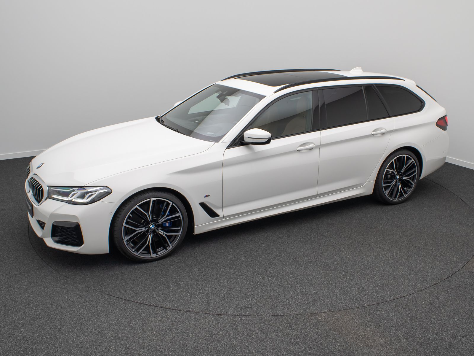 Fahrzeugabbildung BMW 530d xD M Sport Panorama Kamera Laser HUD HiFi