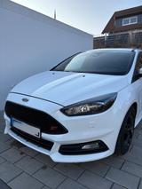 Ford Focus 2,0 EcoBoost ST Leder-Sport-Paket ST - Ford Focus mit Benzin-Antrieb: Limousine, 2.0