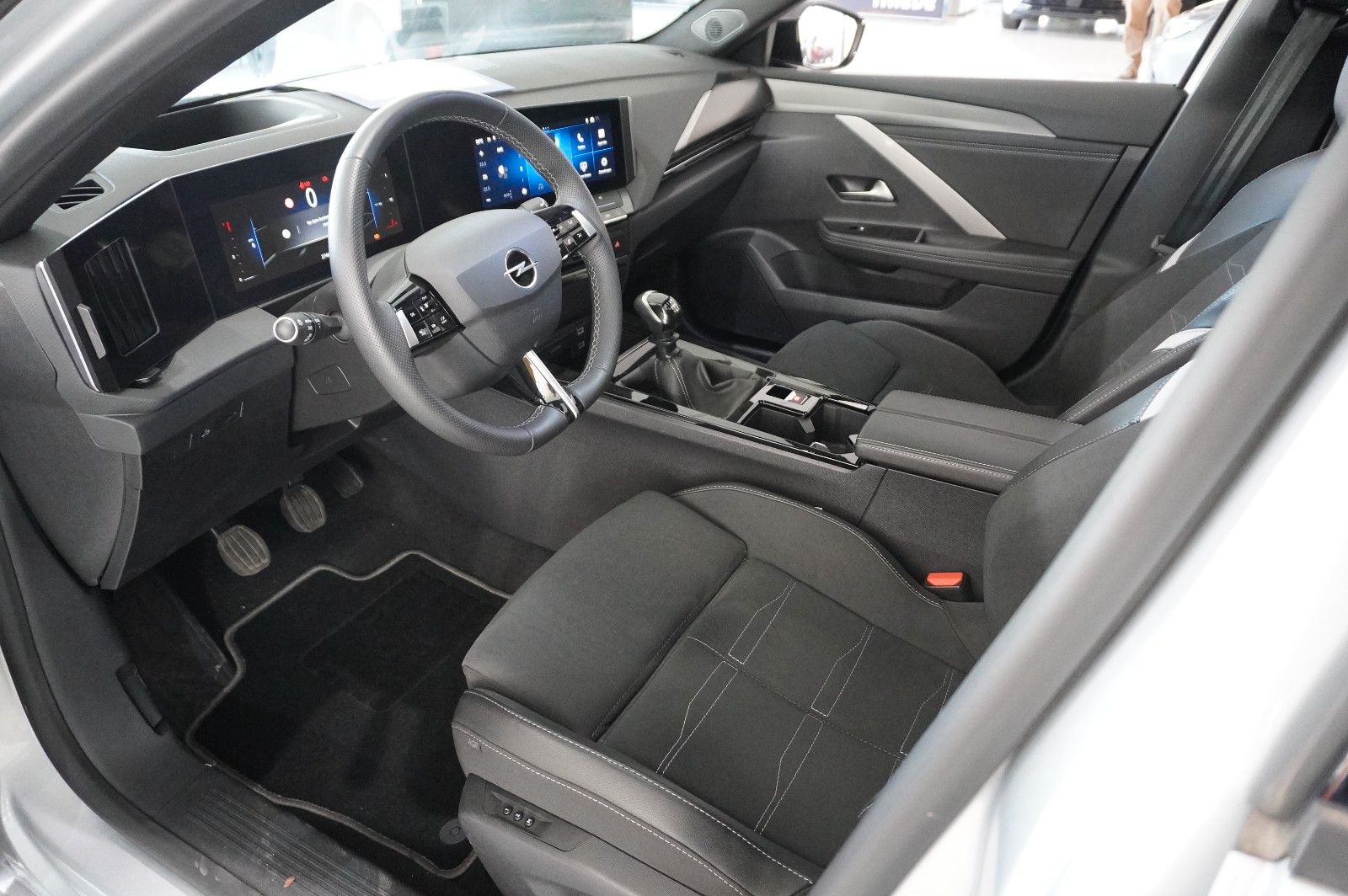 Fahrzeugabbildung Opel Astra L ST 1.2T GS SPORT NAVI/LED/360°/PANO/HUD
