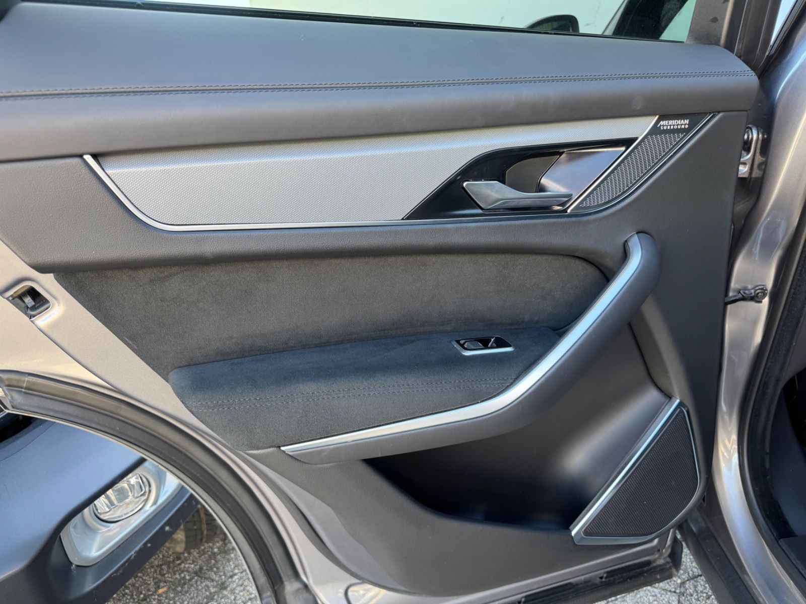 Fahrzeugabbildung Jaguar F-PACE SVR /PANO/MERIDIAN/360°KAM/HUD/AMBIENTE