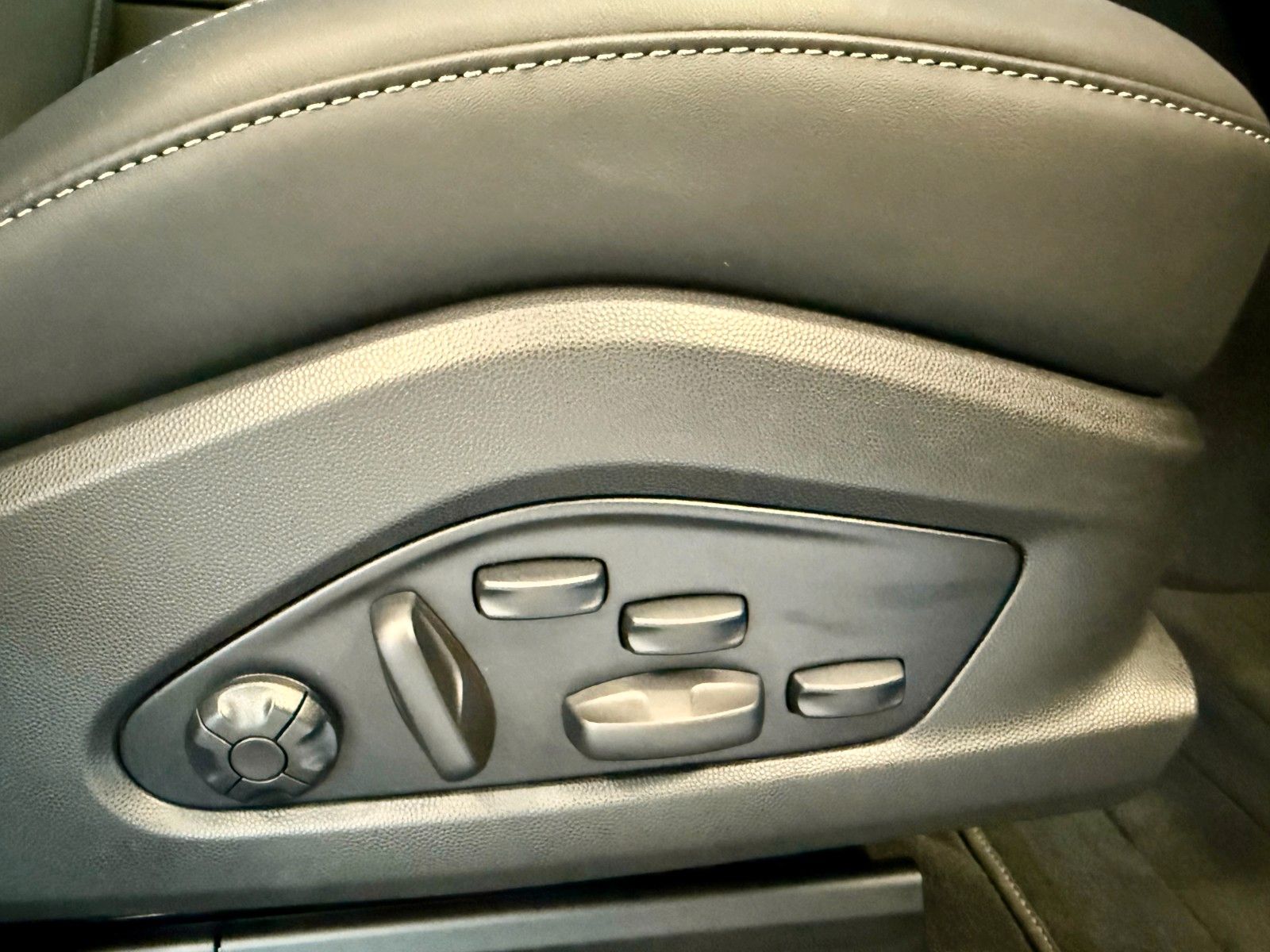 Fahrzeugabbildung Porsche Macan Turbo InnoDrive/OffroadDesign/SCP/Keyless