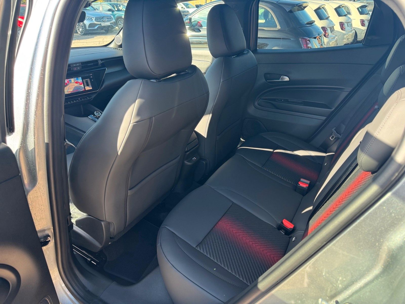 Fahrzeugabbildung Alfa Romeo Junior Ibrida Speciale 145PS Navi Kamera Massage