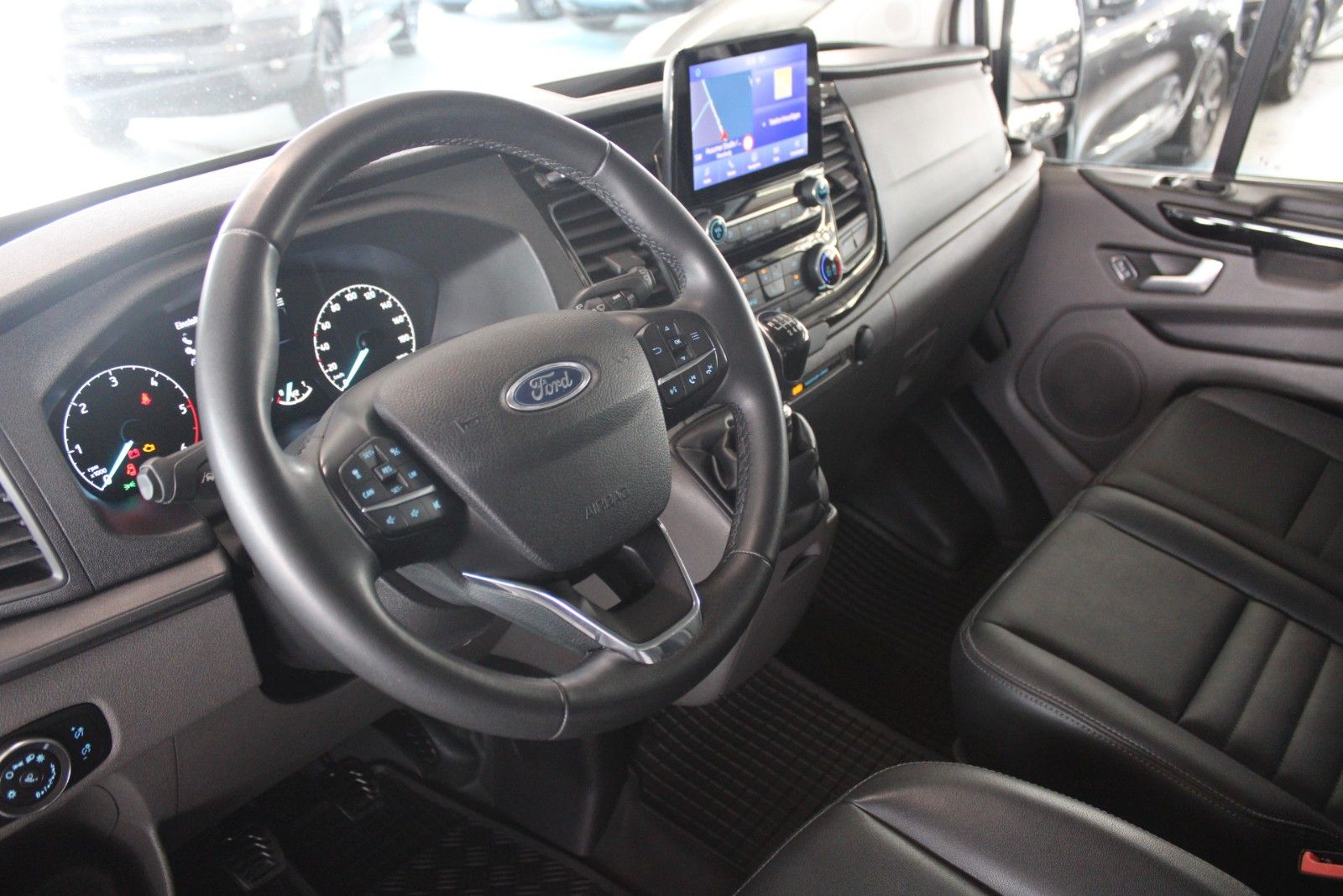 Fahrzeugabbildung Ford Transit Custom TRAIL AHK Bott Einrichtung Leder