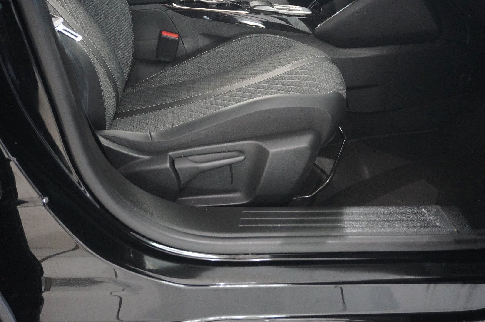 Fahrzeugabbildung Peugeot 2008 1.2 HYBRID ALLURE E-DSC NAVI/LED/SPORT/VIRT