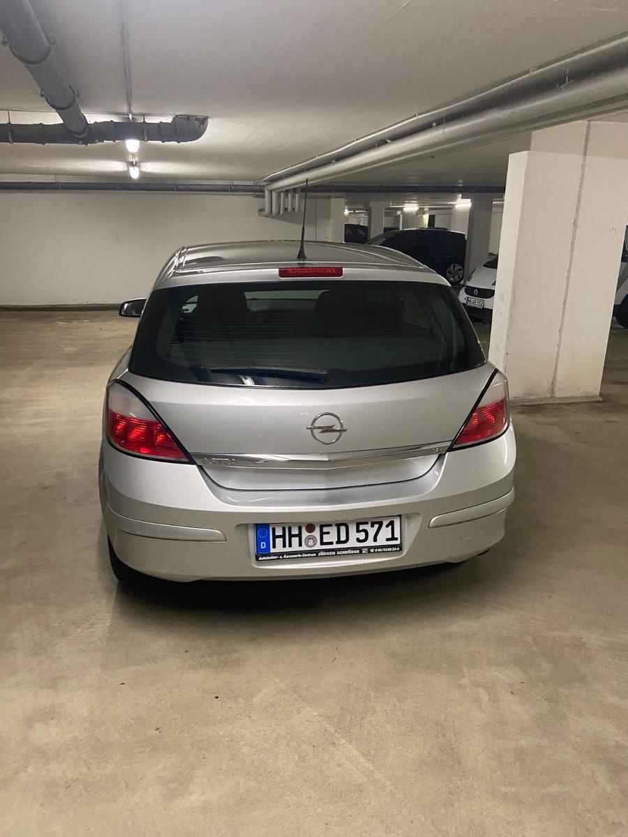 Opel Astra 2004 — rear view