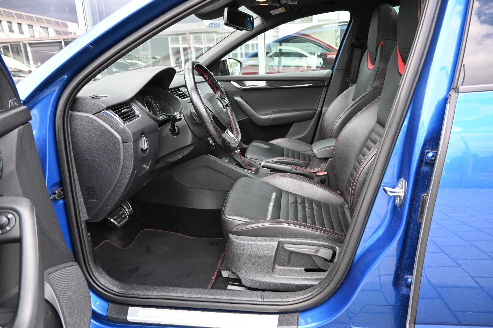 Fahrzeugabbildung SKODA Octavia 2.0 TDI Green tec DSG RS Combi °AHK°STHZ