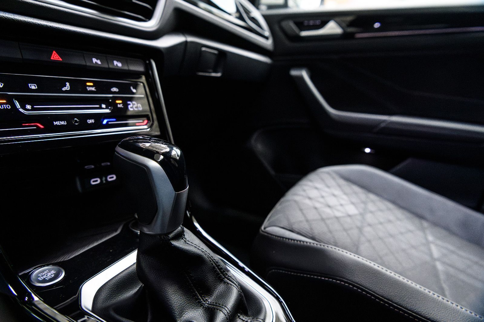 Fahrzeugabbildung Volkswagen T-Roc R-Line 1.5 TSI DSG LED+KAMERA+KEYLESS