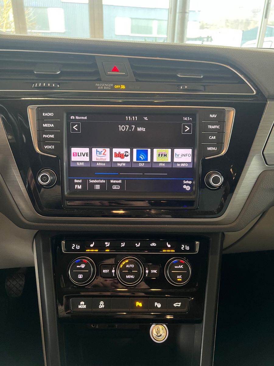 Fahrzeugabbildung Volkswagen Touran 2.0 TDI Comfortline *PERLMUTTWEIß*NAVI*