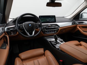 Fahrzeugabbildung BMW 520d Kamera HUD DAB Lenkrhzg Massage AHK Alarm