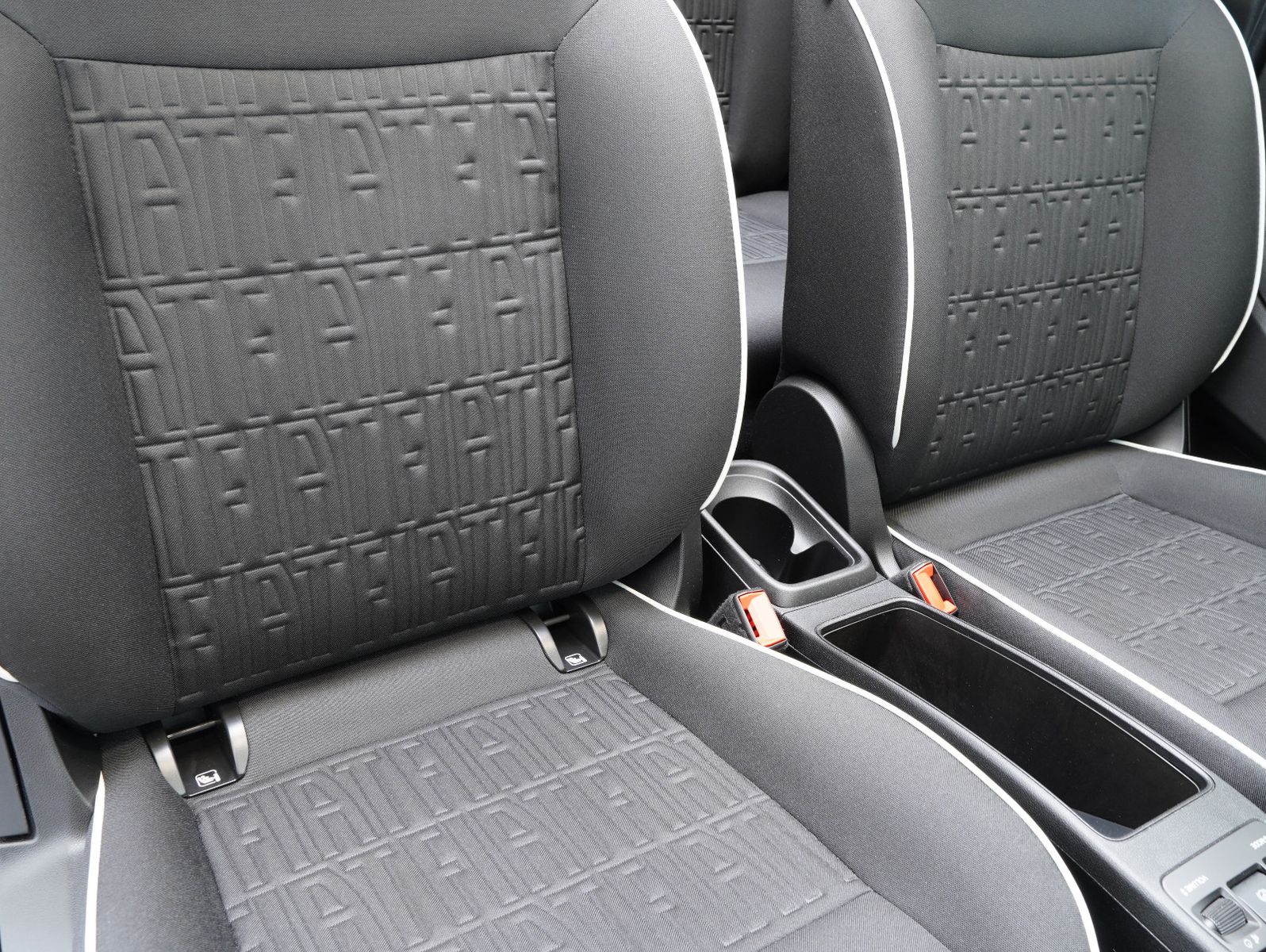 Fahrzeugabbildung Fiat 500e 87KW/42kWh/DC-LADEN/CARPLAY/DAB/SOH