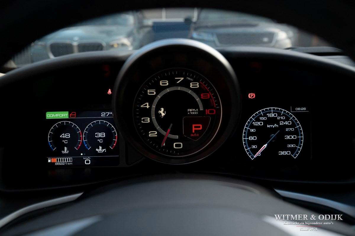 FERRARI GTC4LUSSO V12 NERO DAYTONA