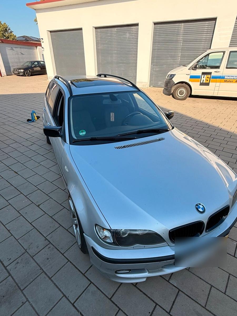 BMW 320 2004 — interior
