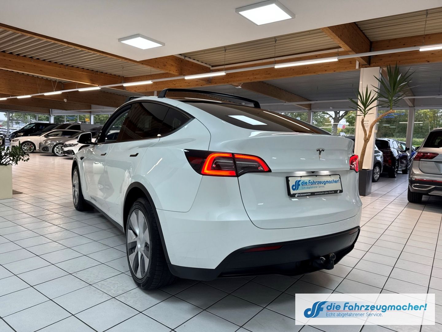 Fahrzeugabbildung Tesla Model Y Long Range Dual AWD Panorama Navi Sounds