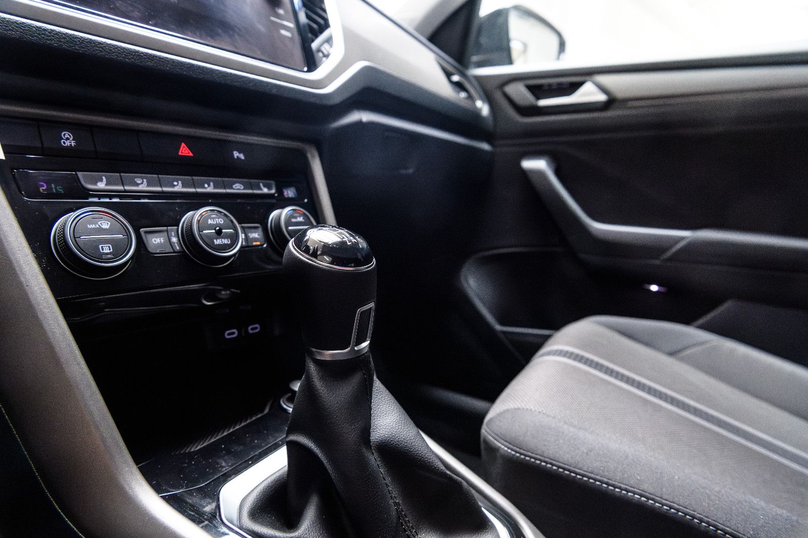 Fahrzeugabbildung Volkswagen T-Roc Style +Bicolor +Navi *GJR+SHZ+LANE ASS