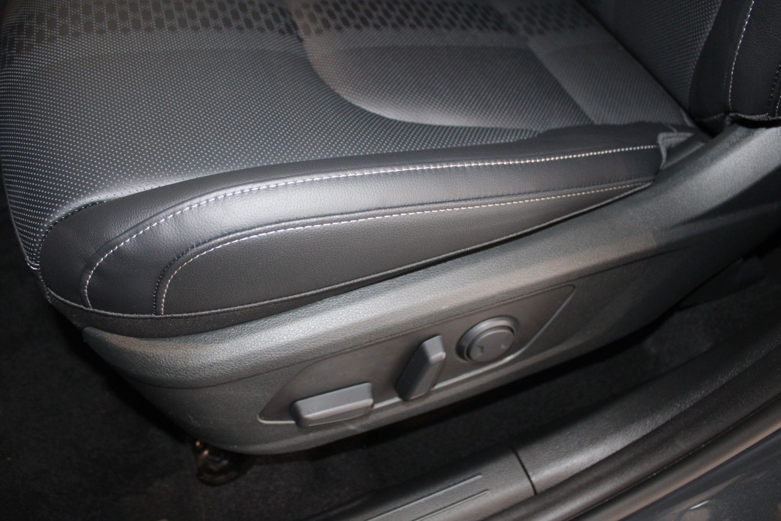 Fahrzeugabbildung Kia Sportage 1.6 T-GDI DCT Automatik Black Edition