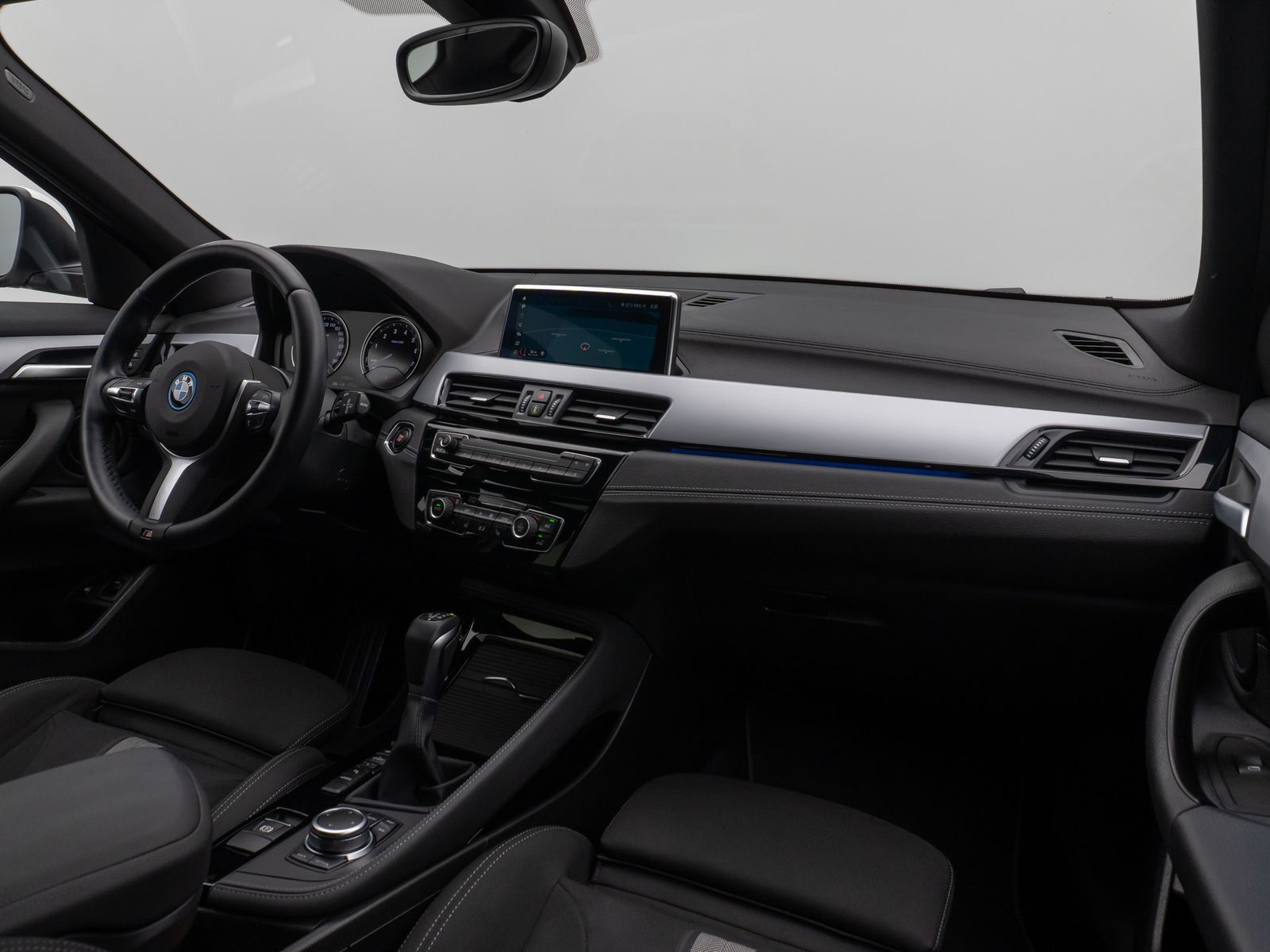 Fahrzeugabbildung BMW X2 xD25e Kamera DAB HiFi Navi Komfort Sport LED