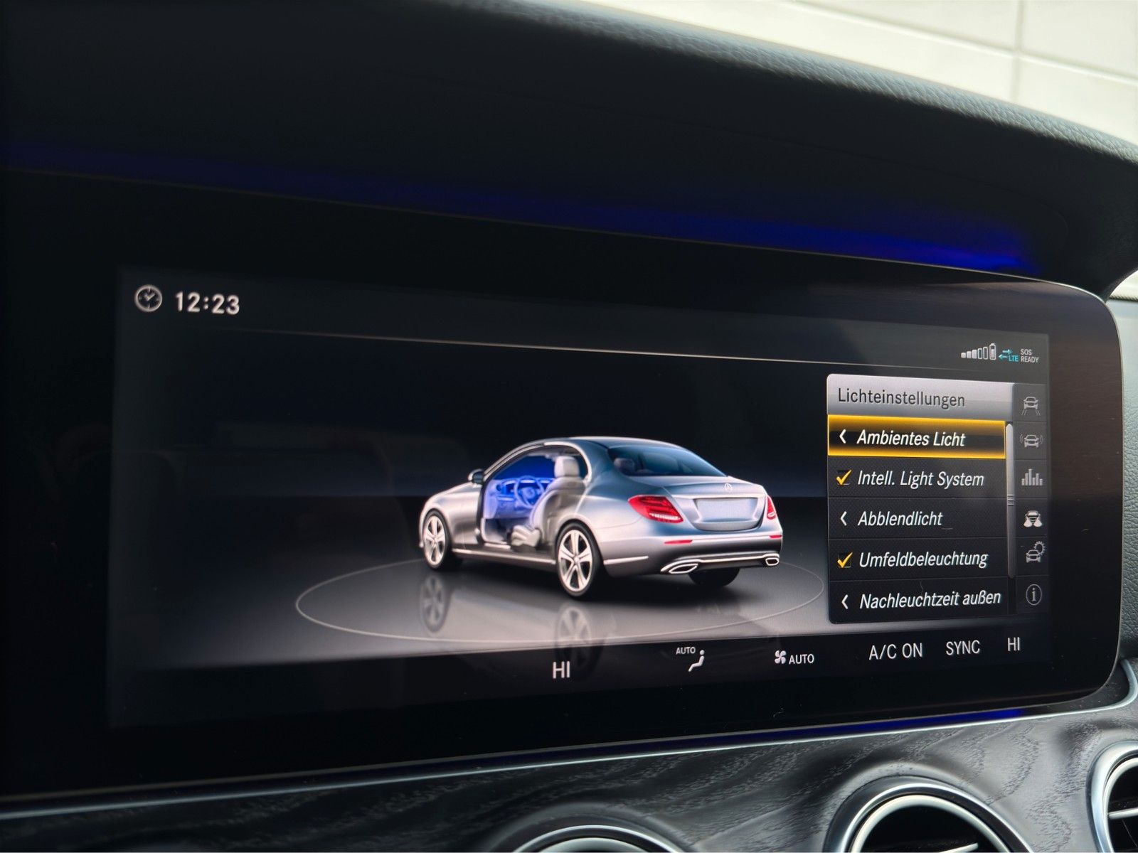 Fahrzeugabbildung Mercedes-Benz E 220d Lim. Pano/Widescreen/Kamera/MBeam