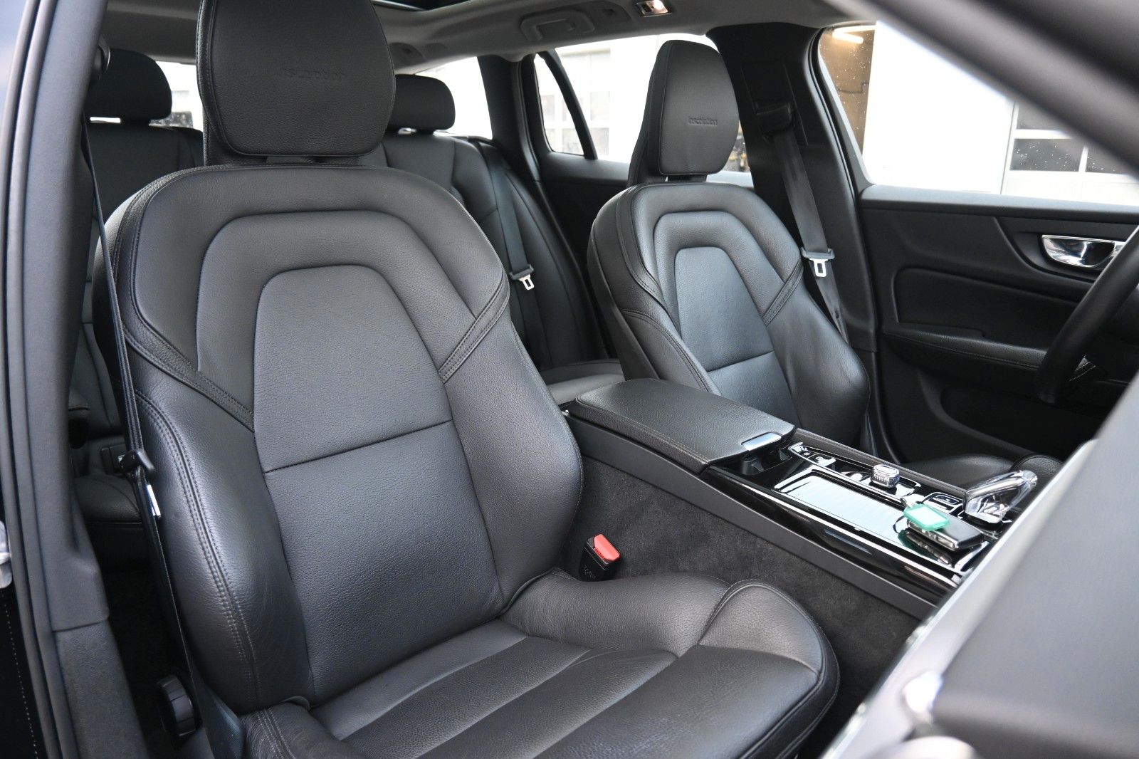 Fahrzeugabbildung Volvo V60 T8 AWD Inscription*LED*HUD*PANO*CAM*PDC*STHZ