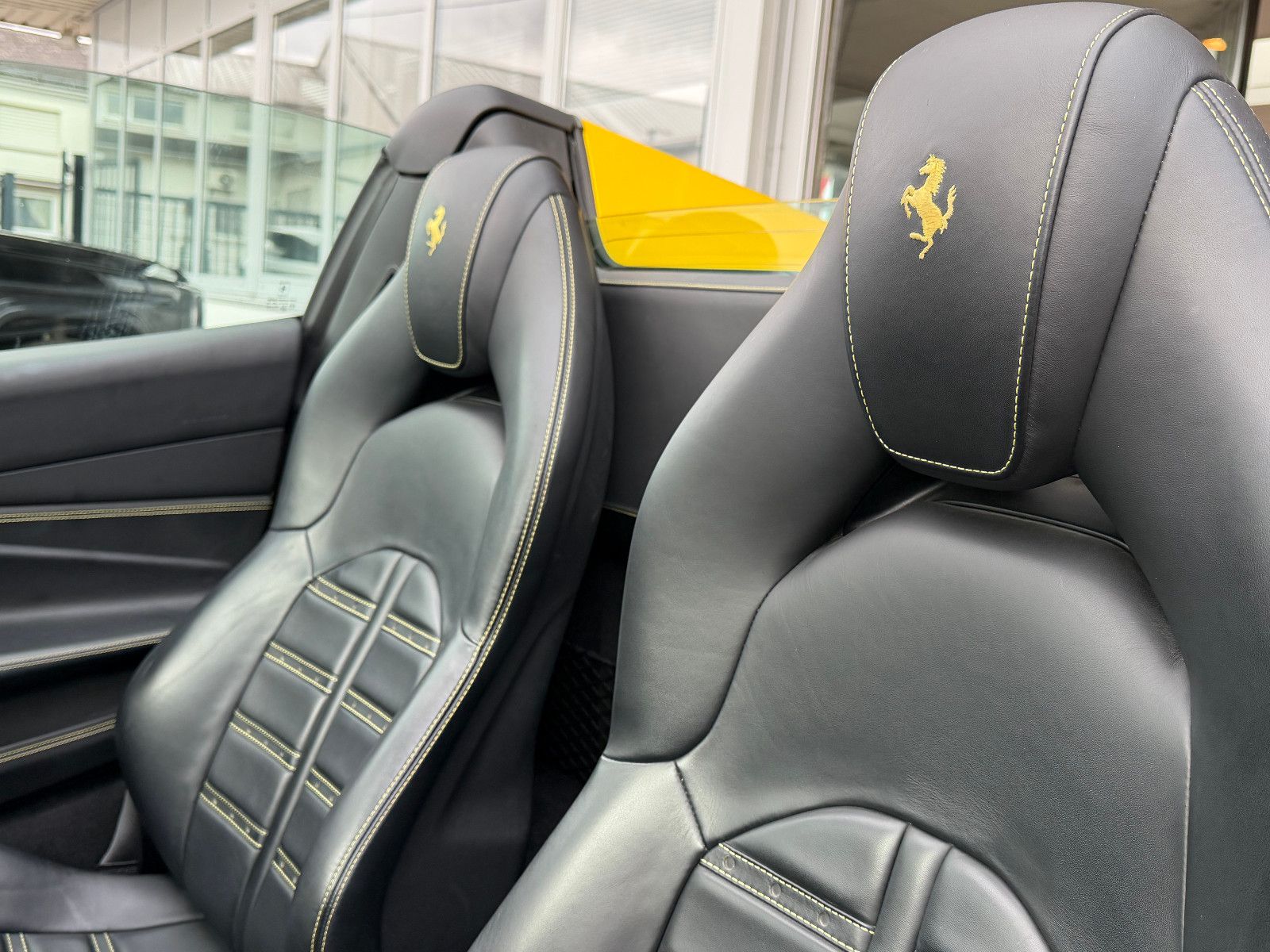 Fahrzeugabbildung Ferrari F8 Spider /LIFT/KAMERA/CARBON-LED-LENK./MEMORY