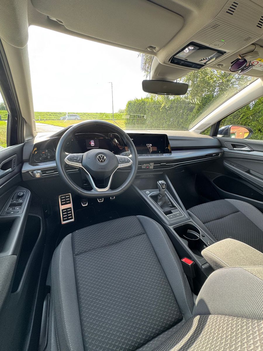 Fahrzeugabbildung Volkswagen Golf VIII Lim. Active mit Neuwagengarantie