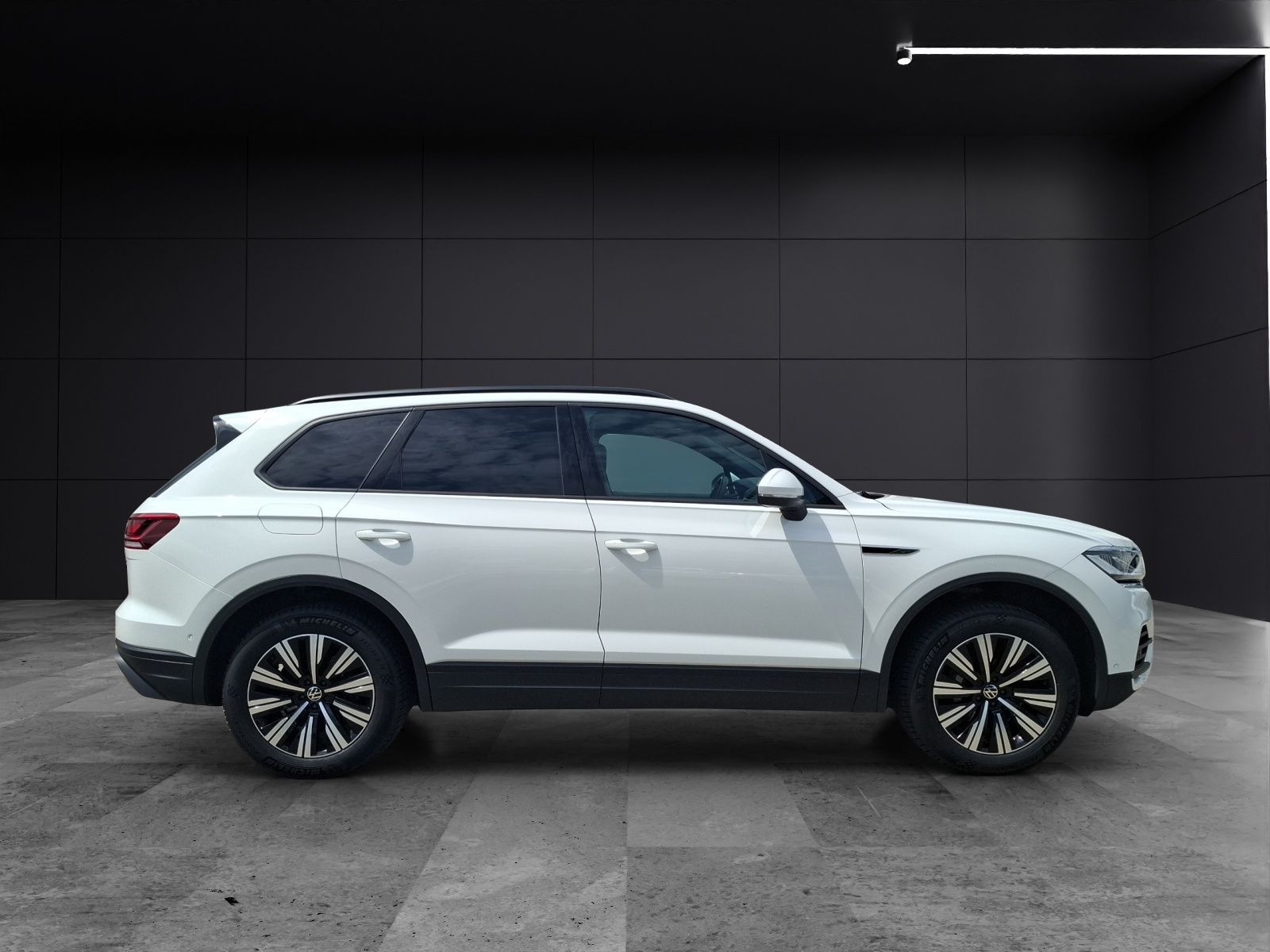 Fahrzeugabbildung Volkswagen Touareg TDI AHK Navi Leder ACC RFK SH 19"