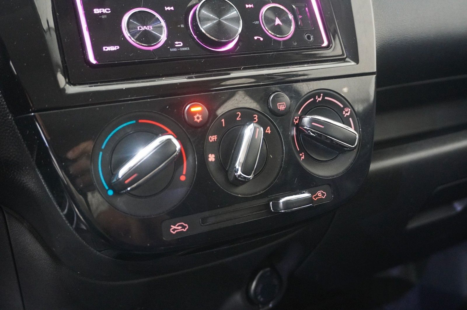 Fahrzeugabbildung Mitsubishi Space Star 1.2 SPIRIT 5-TÜR KLIMA/USB/CD/TÜV-NEU
