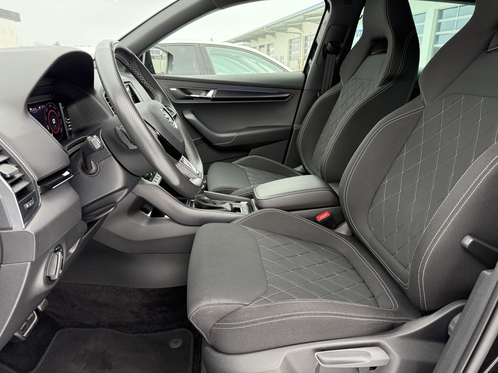 Fahrzeugabbildung SKODA Karoq 1.5 TSI DSG Sportline NAV+LED+V-COCKPIT+PP