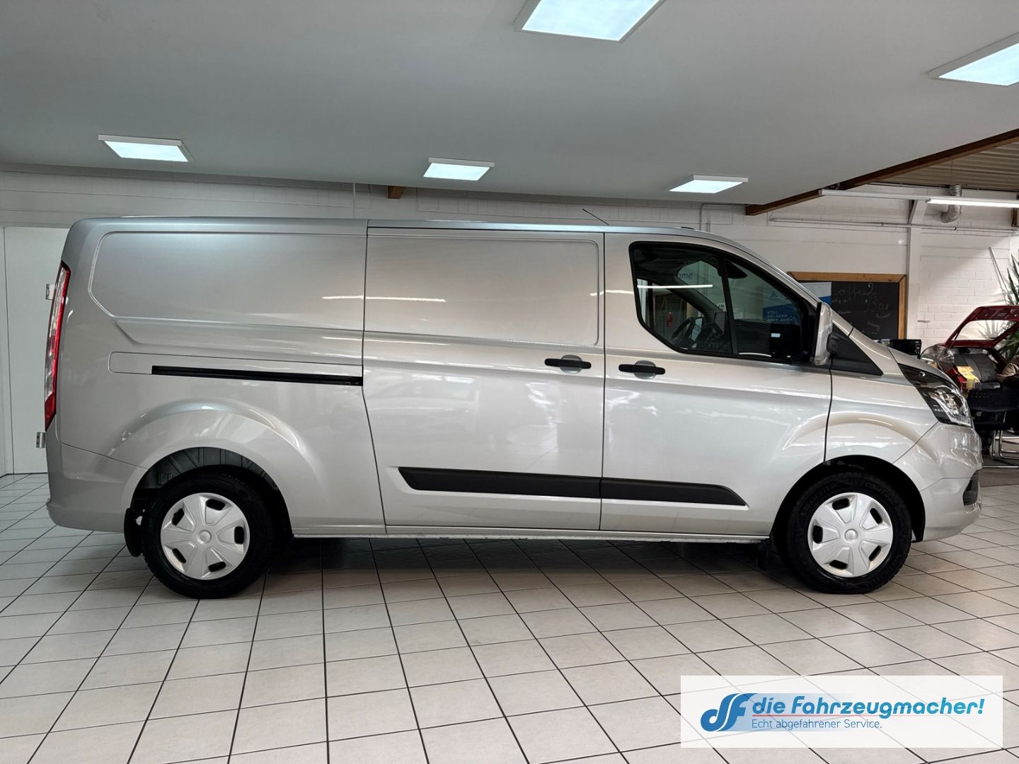Fahrzeugabbildung Ford Transit Custom Kasten 300 L2 Trend AHK Navi Appl